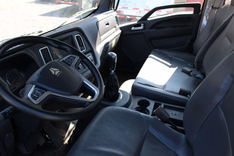 Sinotruk Homan 1217C año 2023 1100 KMS PLANO CON BARANDAS PARA 8500 KGS - Imagen 13