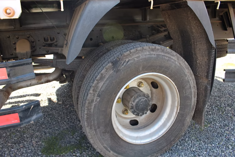 Sinotruk Homan 1217C año 2023 1100 KMS PLANO CON BARANDAS PARA 8500 KGS - Imagen 9