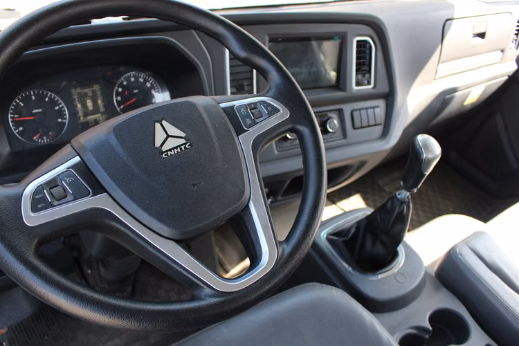 Sinotruk Homan 1217C año 2023 1100 KMS PLANO CON BARANDAS PARA 8500 KGS - Imagen 14