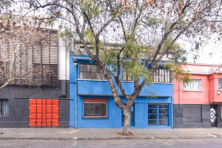 Local Comercial de 3 pisos en Bellavista Recoleta
