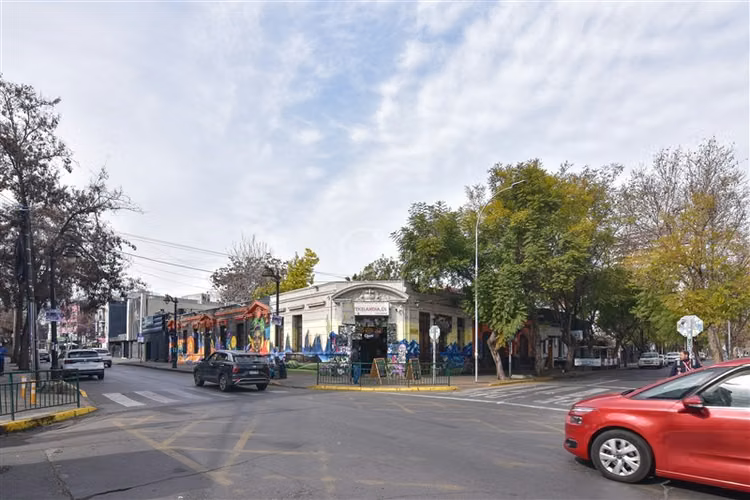 Local Comercial de 3 pisos en Bellavista Recoleta