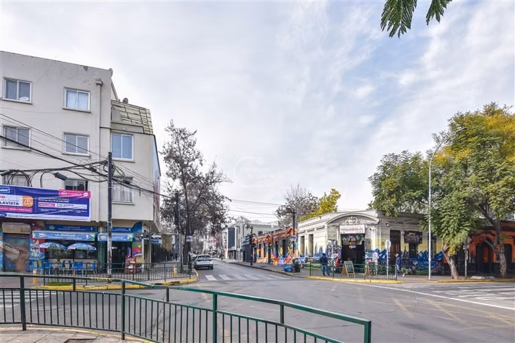 Local Comercial de 3 pisos en Bellavista Recoleta