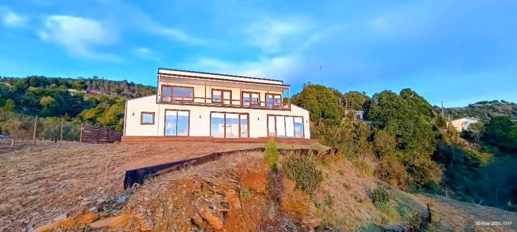 Se vende espectacular propiedad con amplia vista al mar en la costa de Valdivia