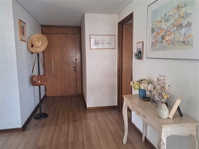 Dpto de 2 dorm más estar y servicios completos en Las Condes