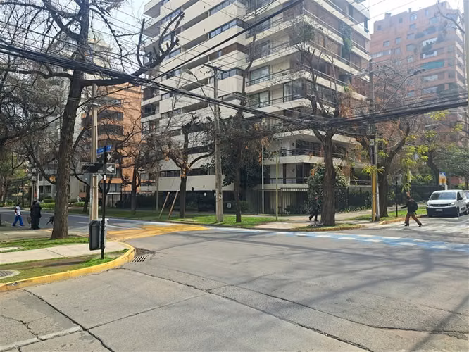 Dpto de 2 dorm más estar y servicios completos en Las Condes