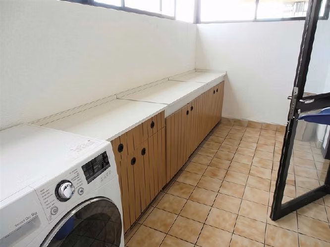 Dpto de 2 dorm más estar y servicios completos en Las Condes