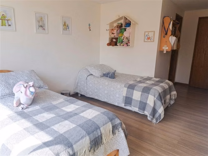 Dpto de 2 dorm más estar y servicios completos en Las Condes