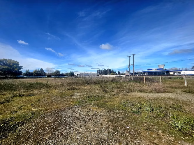 Vendo terreno en 1era. Linea Avda Las Industrias