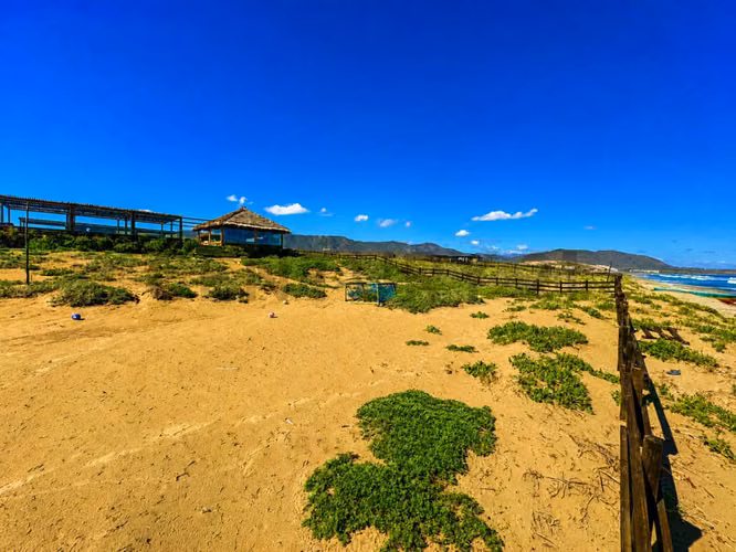 Se vende terreno en primera línea en Morrillos