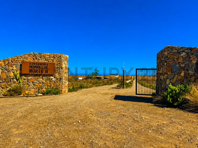Se vende terreno en primera línea en Morrillos