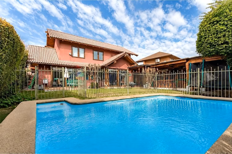 Gran casa para remodelar en condominio 5d 4b