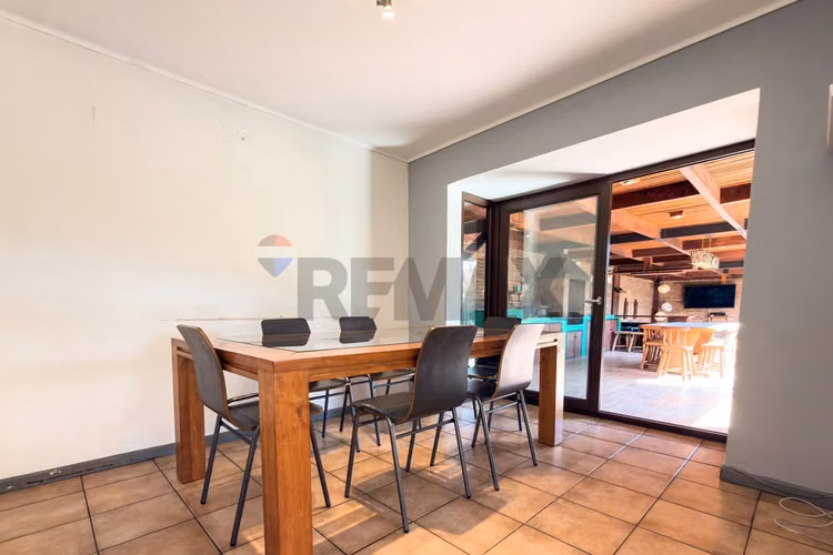 Gran casa para remodelar en condominio 5d 4b