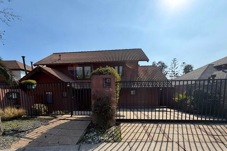Gran casa para remodelar en condominio 5d 4b