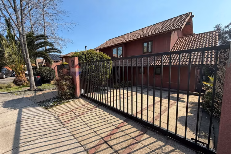 Gran casa para remodelar en condominio 5d 4b