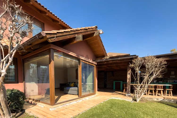 Gran casa para remodelar en condominio 5d 4b