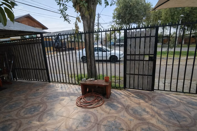 HOGAR SEGURO FRENTE A PLAZA FAMILIAR - Imagen 3