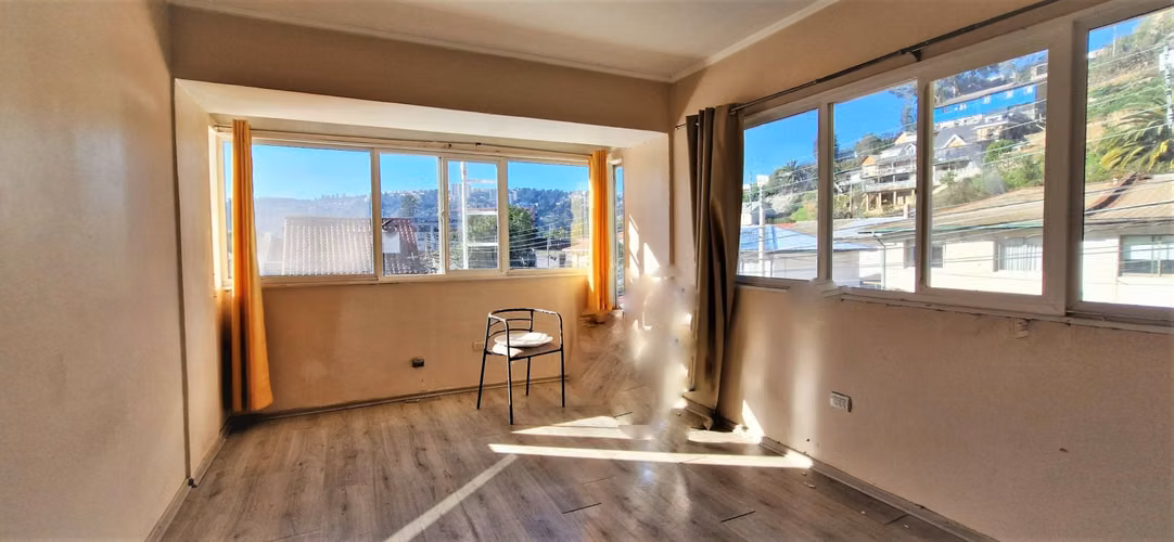Venta de casa de 3 pisos en Viña , GRAN OPORTUNIDAD , emprendedor CREATIVO. 8.900 UF