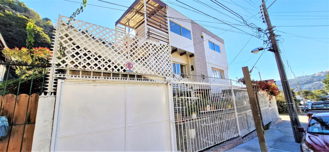 Venta de casa de 3 pisos en Viña , GRAN OPORTUNIDAD , emprendedor CREATIVO. 8.900 UF