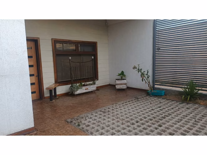 Venta de casa de dos dormitorios, en Quillota.