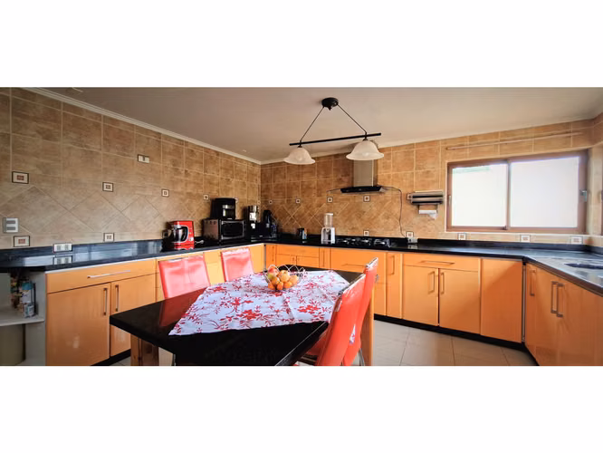 Venta de casa de cuatro dormitorios, en zona centro de Quillota. 278 M$