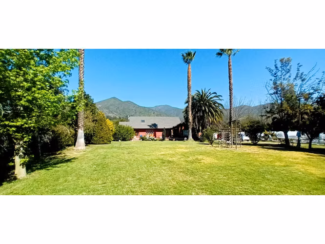 Venta de parcela de 6.000 m2. En San Isidro de Quillota -  casa de 240 m2. 12.036 UF.