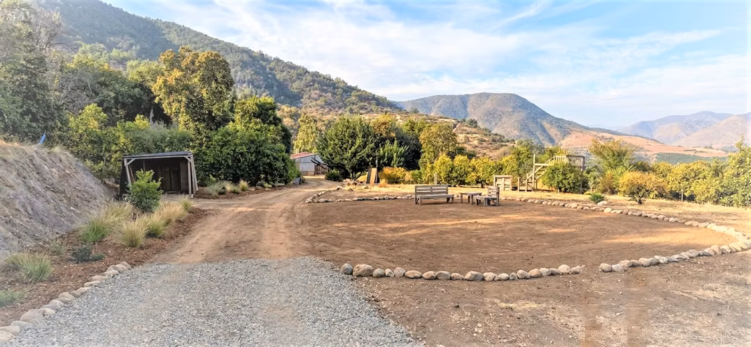 Venta de hermosa parcela de 6.021 m2. con casa y piscina en el tranquilo sector de Lo Rojas, La Cruz. 110 M$.