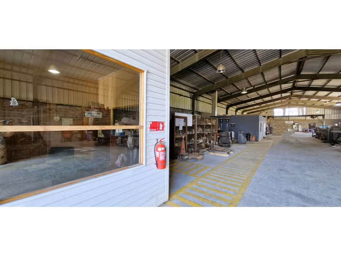 Venta parcela de 18.000 m2., casa, cabaña y galpón, con maquinaria de maestranza, en La Calera. 21.308 UF.
