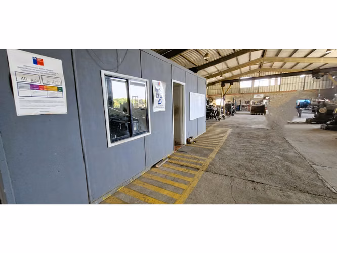 Venta parcela de 18.000 m2., casa, cabaña y galpón, con maquinaria de maestranza, en La Calera. 21.308 UF.