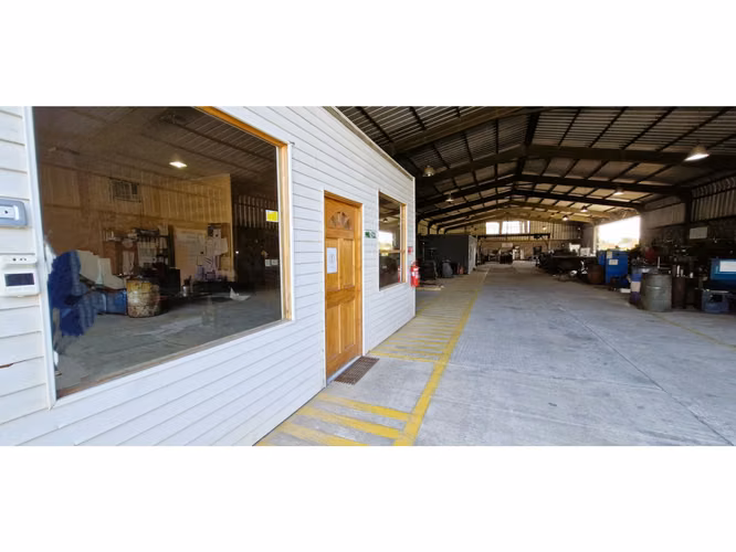 Venta parcela de 18.000 m2., casa, cabaña y galpón, con maquinaria de maestranza, en La Calera. 21.308 UF.