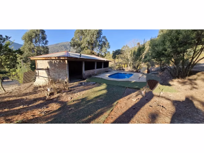 Venta de parcela de 15.000 m2., con casa, quincho y piscina, en Pucalán. 200 M$