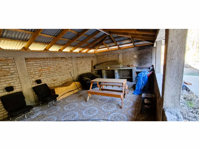 Venta de parcela de 15.000 m2., con casa, quincho y piscina, en Pucalán. 200 M$