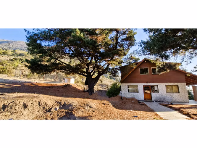 Venta de parcela de 15.000 m2., con casa, quincho y piscina, en Pucalán. 200 M$