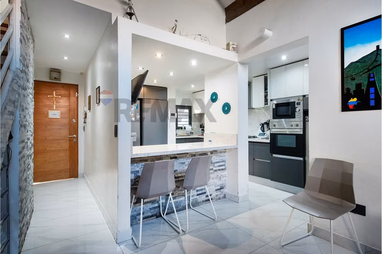 Hermosa casa renovada en los tordos/av grecia