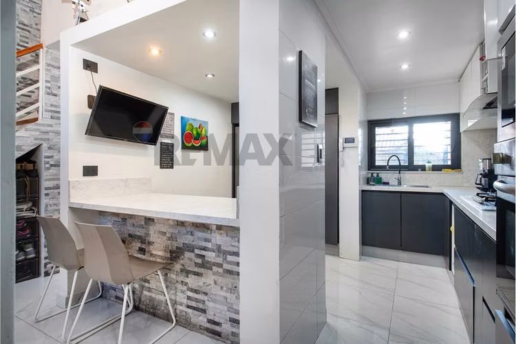 Hermosa casa renovada en los tordos/av grecia