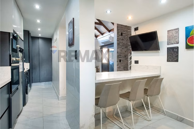 Hermosa casa renovada en los tordos/av grecia