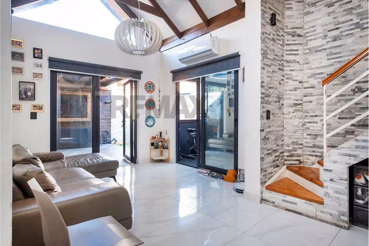 Hermosa casa renovada en los tordos/av grecia