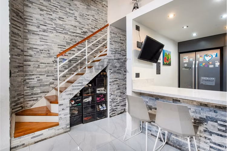 Hermosa casa renovada en los tordos/av grecia