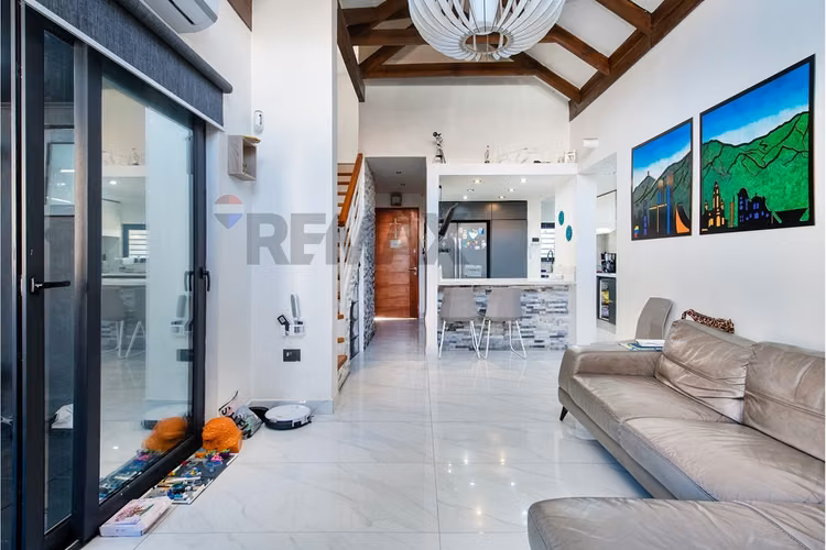 Hermosa casa renovada en los tordos/av grecia