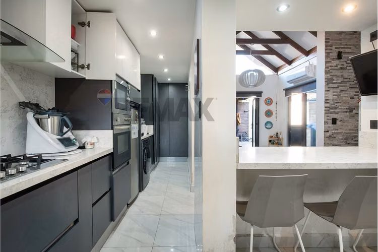 Hermosa casa renovada en los tordos/av grecia