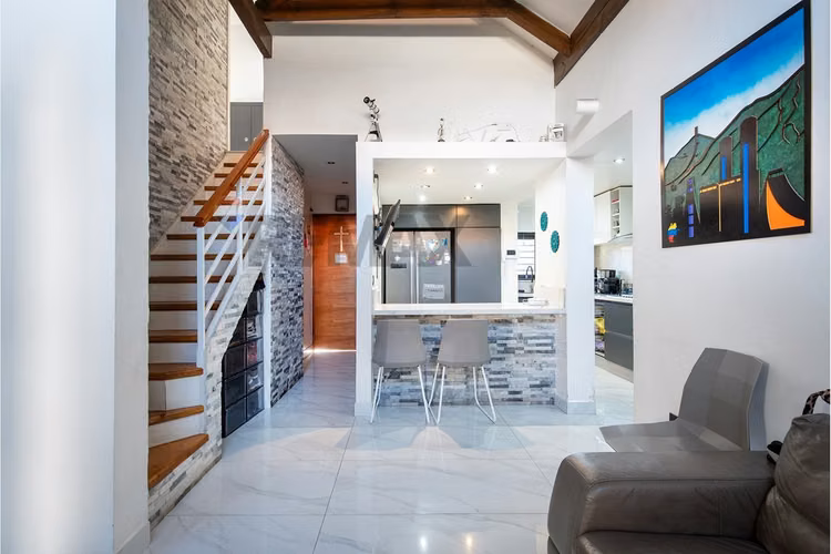 Hermosa casa renovada en los tordos/av grecia