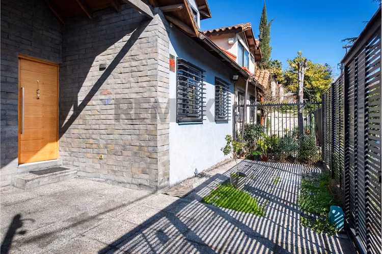 Hermosa casa renovada en los tordos/av grecia