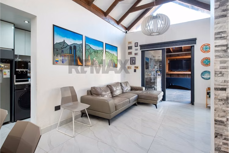 Hermosa casa renovada en los tordos/av grecia