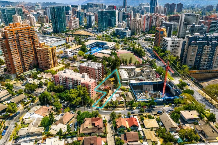 Las condes: casa espaciosa y céntrica