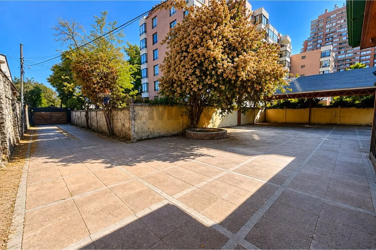 Las condes: casa espaciosa y céntrica