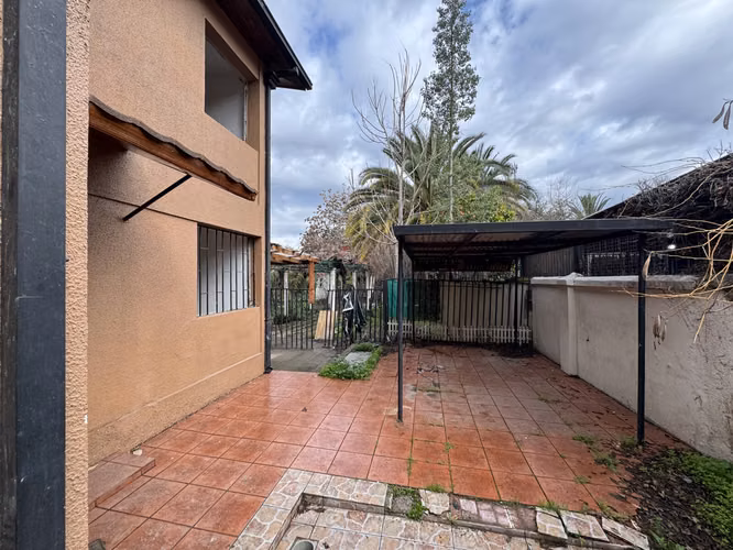 Remate Bancario | Espaciosa Casa de 2 Pisos en Macul | Lista para Remodelación : 5 Dormitorios y Gran Patio Privado