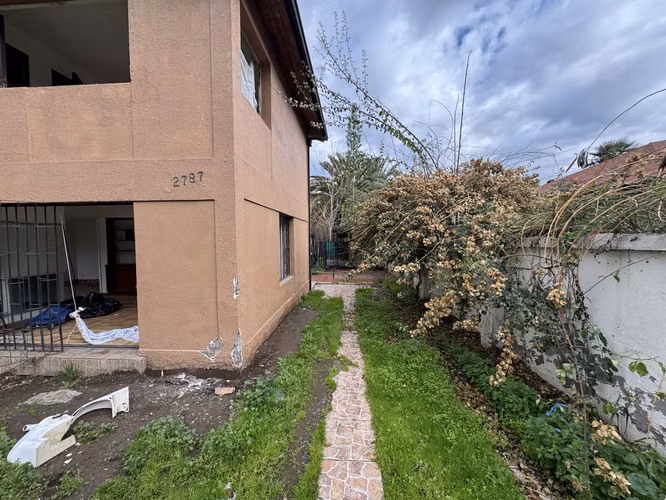 Remate Bancario | Espaciosa Casa de 2 Pisos en Macul | Lista para Remodelación : 5 Dormitorios y Gran Patio Privado
