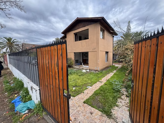 Remate Bancario | Espaciosa Casa de 2 Pisos en Macul | Lista para Remodelación : 5 Dormitorios y Gran Patio Privado