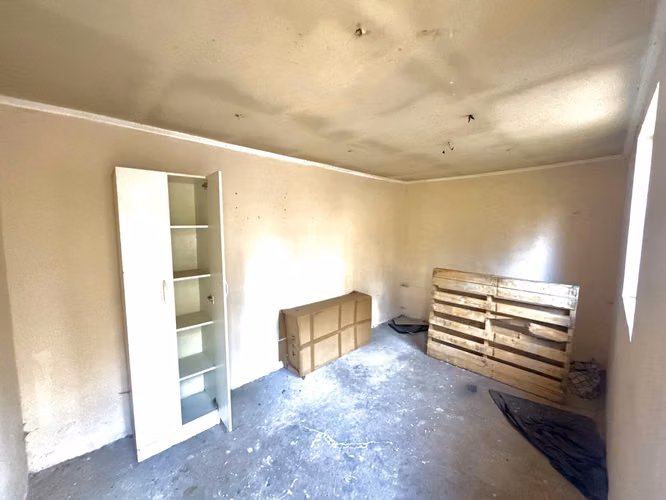 Remate Bancario | Espaciosa Casa de 2 Pisos en Macul | Lista para Remodelación : 5 Dormitorios y Gran Patio Privado