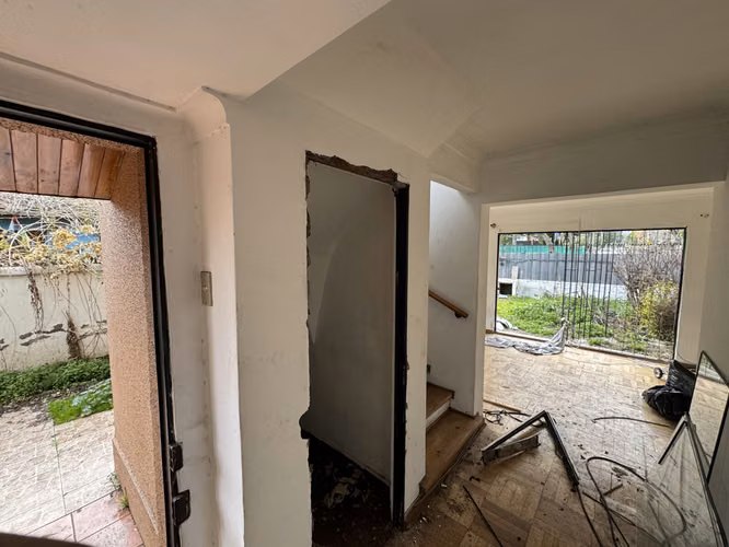 Remate Bancario | Espaciosa Casa de 2 Pisos en Macul | Lista para Remodelación : 5 Dormitorios y Gran Patio Privado