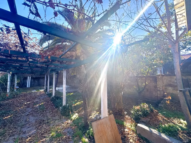 Remate Bancario | Espaciosa Casa de 2 Pisos en Macul | Lista para Remodelación : 5 Dormitorios y Gran Patio Privado